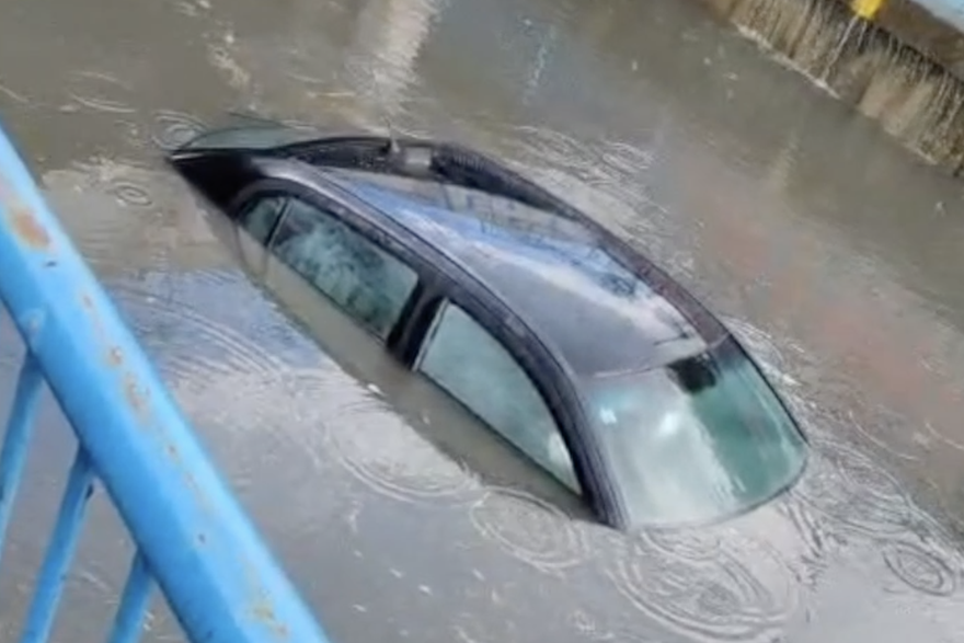 Automobil zapeo u podvo&zcaron;njaku