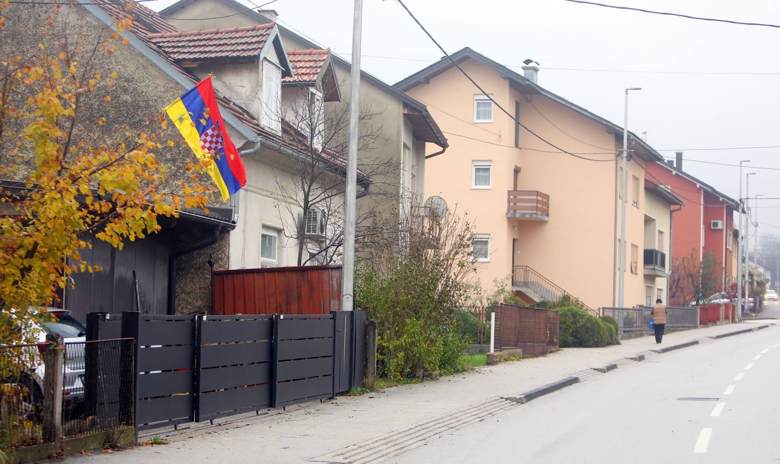 Duga Resa: U dvorištu kuće postavljena zastava s hrvatskim grbom i neobičnim bojama