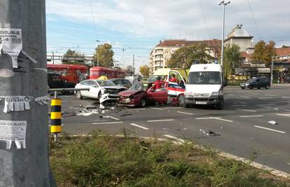 Zagreb: U raskrižju se sudarila dva auta, troje ljudi ozlijeđeno