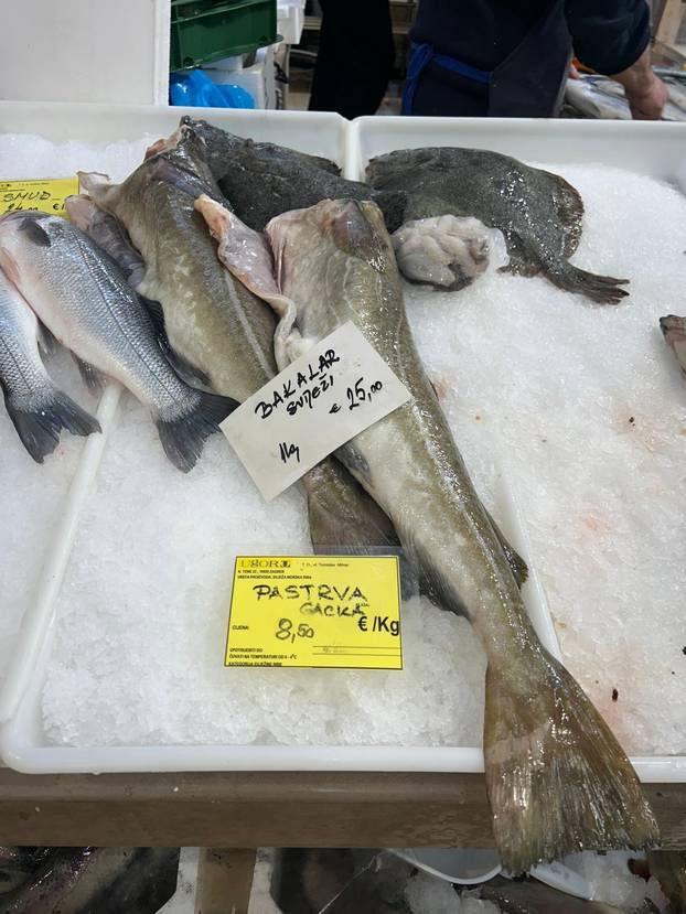 FOTO Građani šokirani! Za kilu janjetine 20 eura, rajčice po 7, a orada na Dolcu čak 28 eura