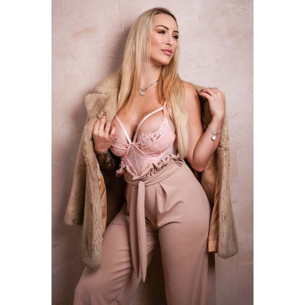 Dosadio joj izgled barbike pa se za 140.000 € 'popravila': Evo kako je izgledala prije zahvata