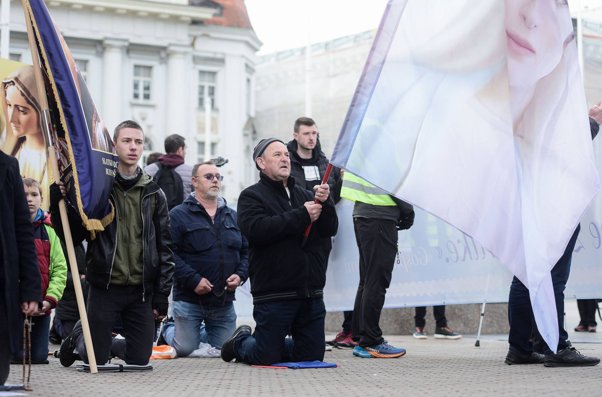 Zagreb: Muškarci okupljeni na molitvi krunice na glavnom gradskom Trgu