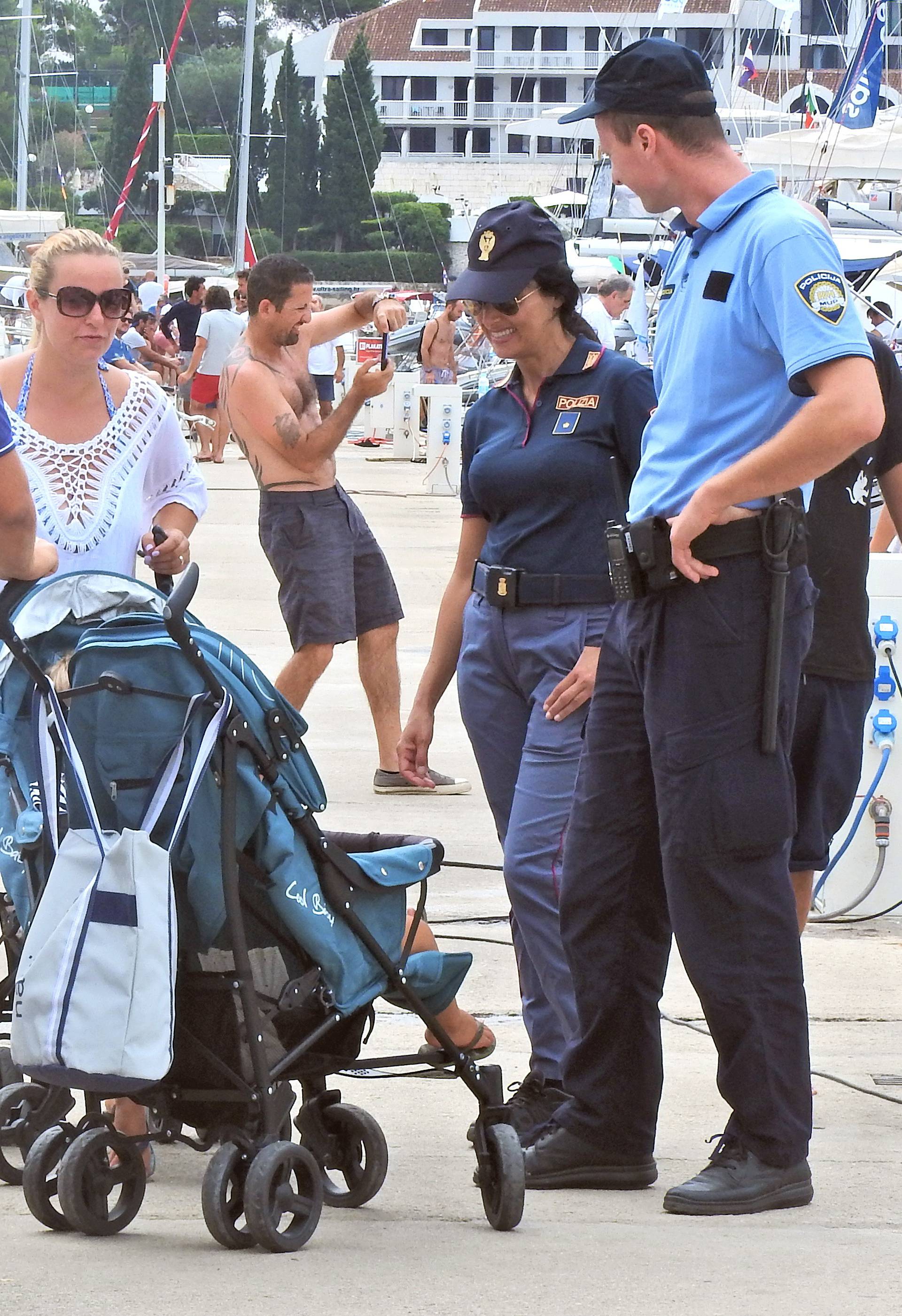 Talijanska policajka u pratnji hrvatskog policajca pazi na red na KorÄuli