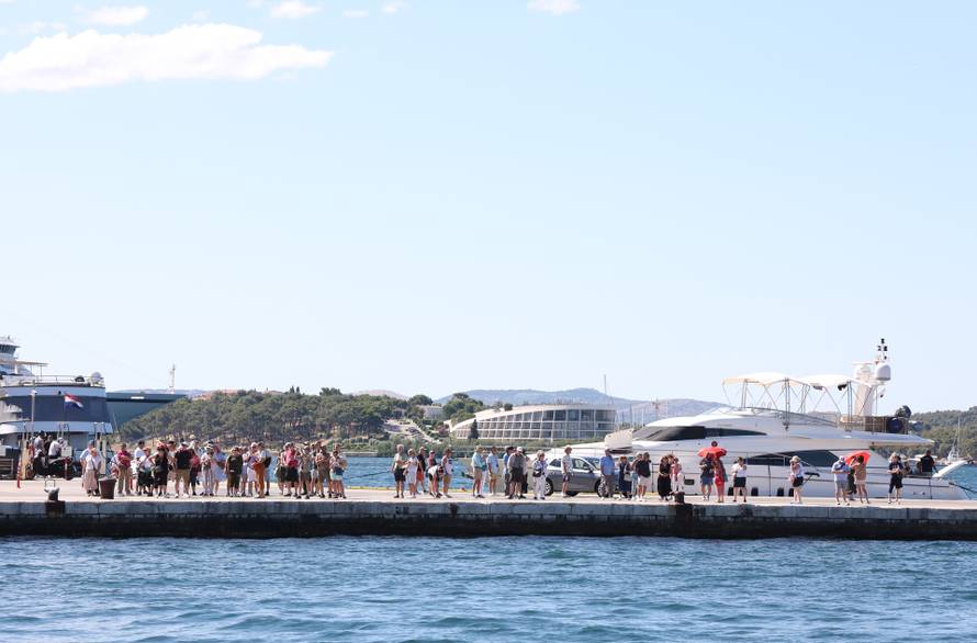 Turisti sa kruzera Viking sea razgledavaju Šibenik