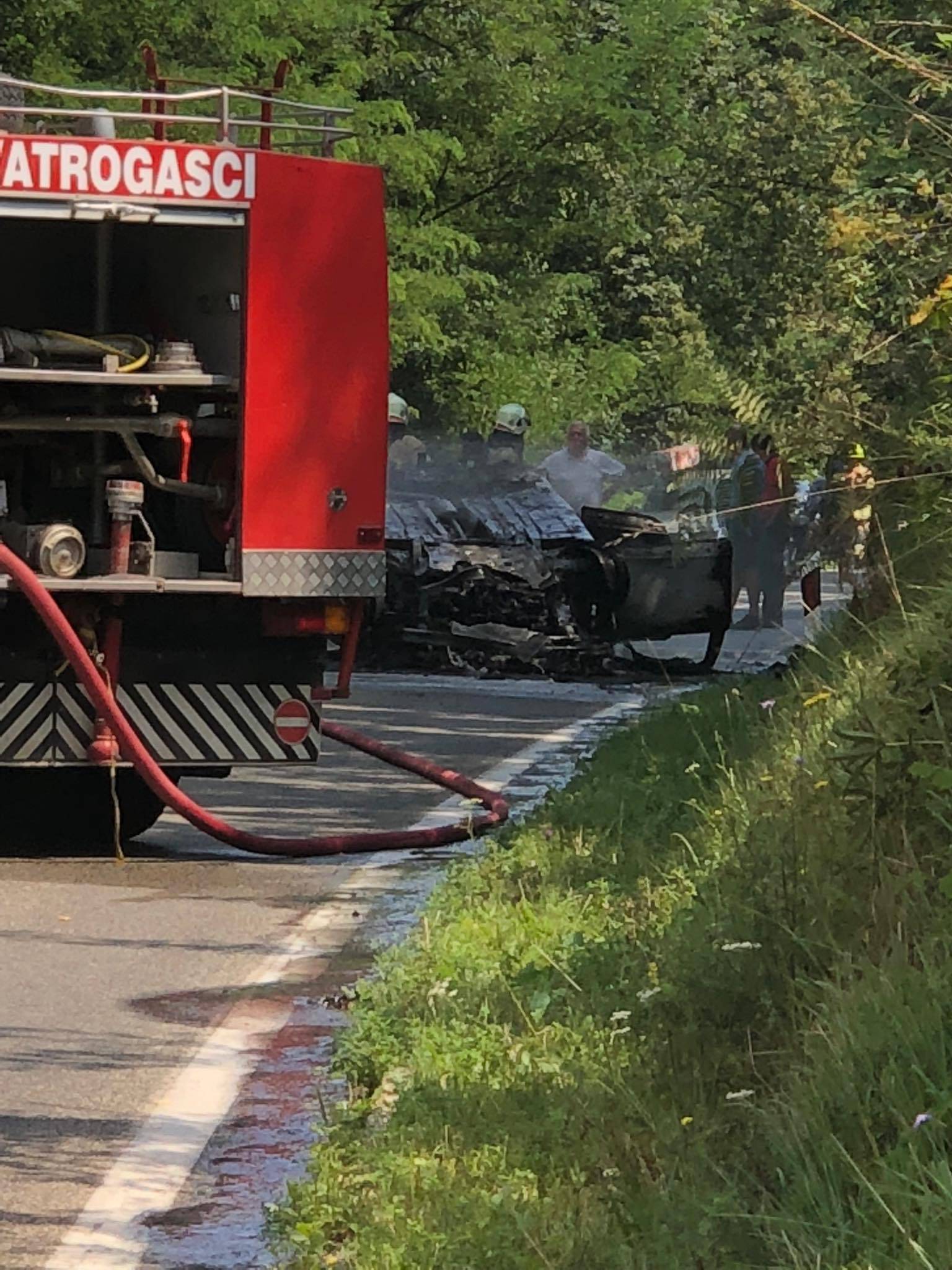 Na cesti kod Zvečaja planuo je automobil, dvoje je ozlijeđeno