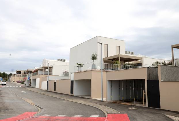 Šibenik: Novoizgrađene vile na plaži Rezalište u Brodarici