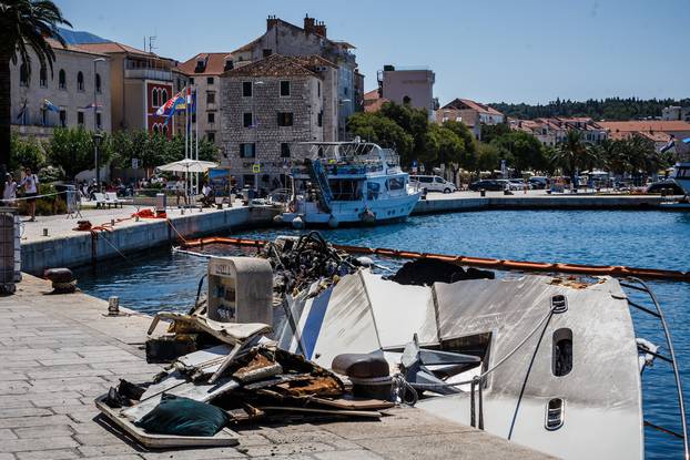 Makarska: Jahta koja je izgorila prije 10 dana i dalje je u moru