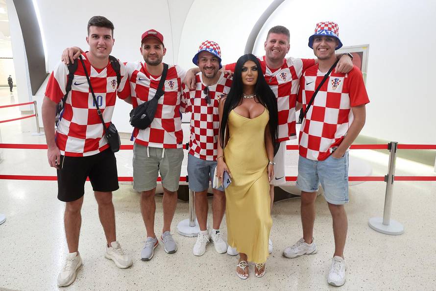 KATAR 2022 - Djevojka zanimljivog izgleda zasjenila navijače u kockastim dresovima