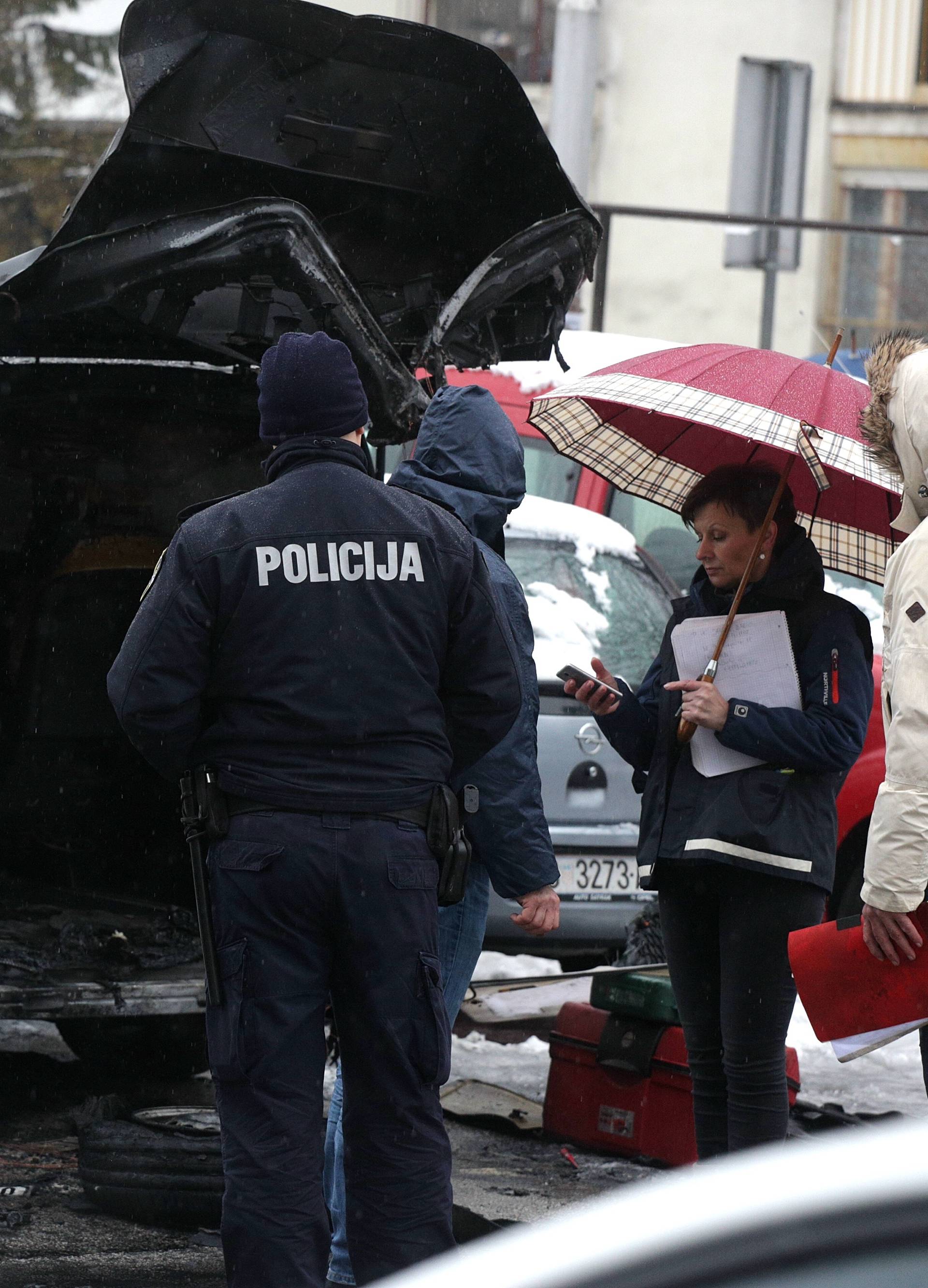 U Zagrebu noćas planuo kombi, vatra se proširila i na Peugeot