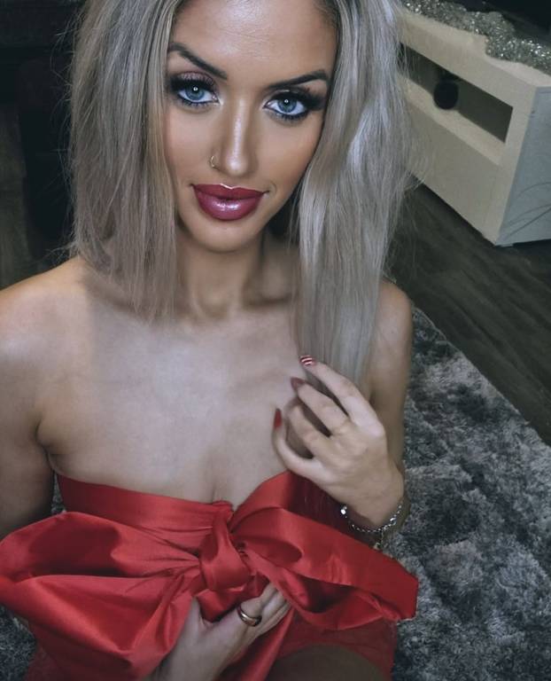 FOTO 'Ja sam pravi div': Dečka nosi u rukama, a zarađuje na dugim nogama i gaženjem jaja