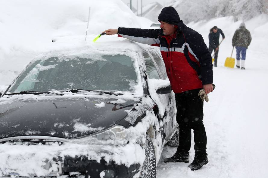 Zameteni u Delnicama: Nanosi snijega do balkona na 1. katu!