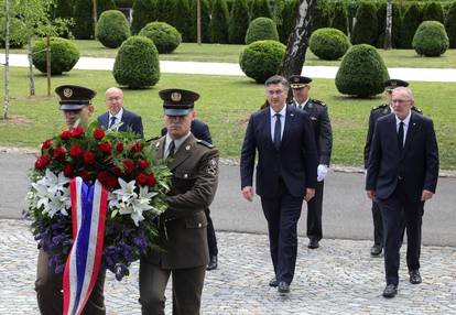 Zagreb: Na Mirogoju položeni vijenci povodom Dana Hrvatske vojske