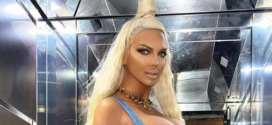 Jelena Karleuša prekrila bujne silikonske grudi 'trakicama' pa sjela u bazen raširenih nogu