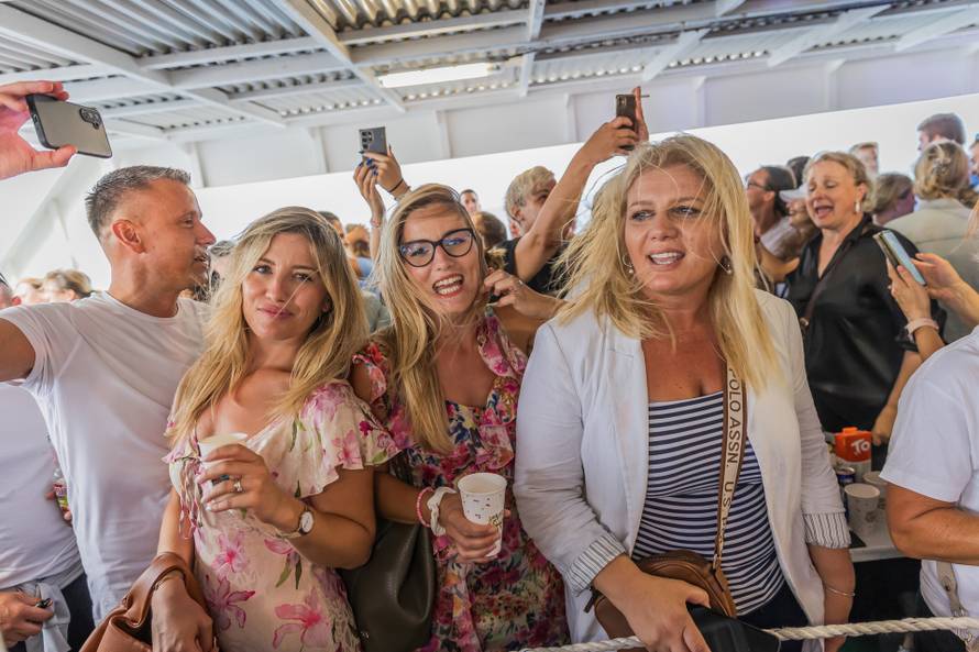 Split: Koncert u čast Oliveru Dragojeviću  na trajektu za Velu Luku