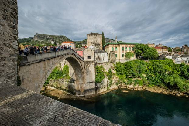 Nakon poslijepodnevnog pljuska centar Mostara je bio prepun turista