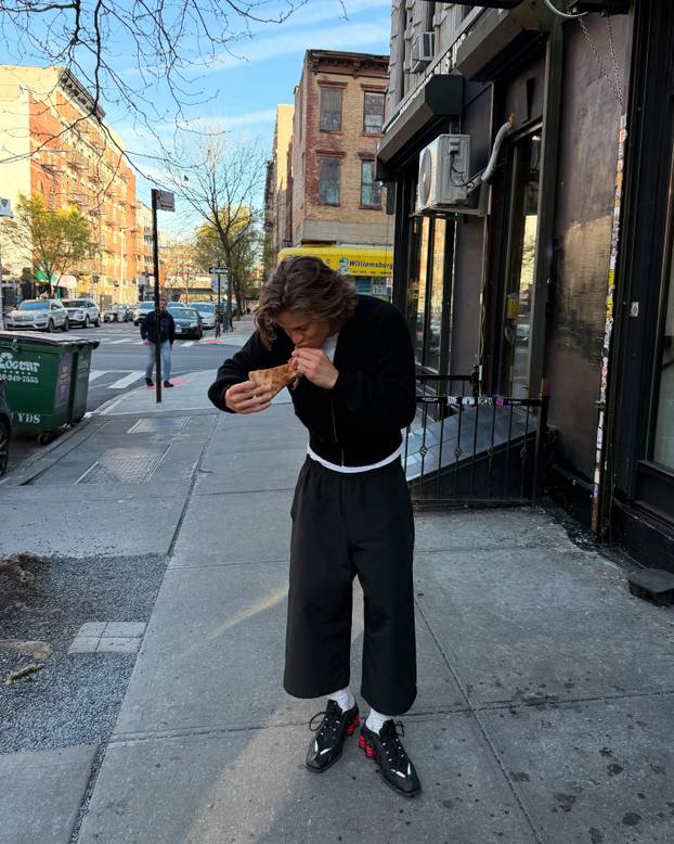 FOTO 'Alpski modni mačak' voli nositi bunde, suknje i lakirati nokte. Sad dominira skijanjem