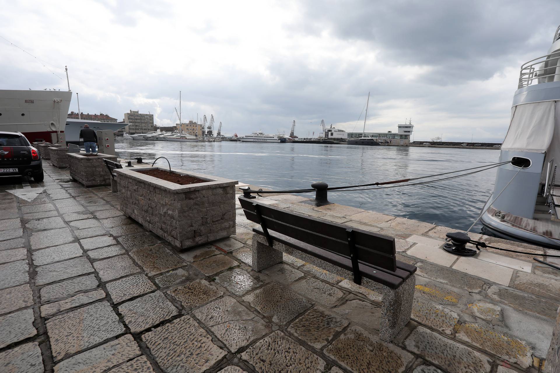 Rijeka: Na Adamićevom gatu postavljeni novi ormarići za struju i vodu te klupice i ukrasne vaze