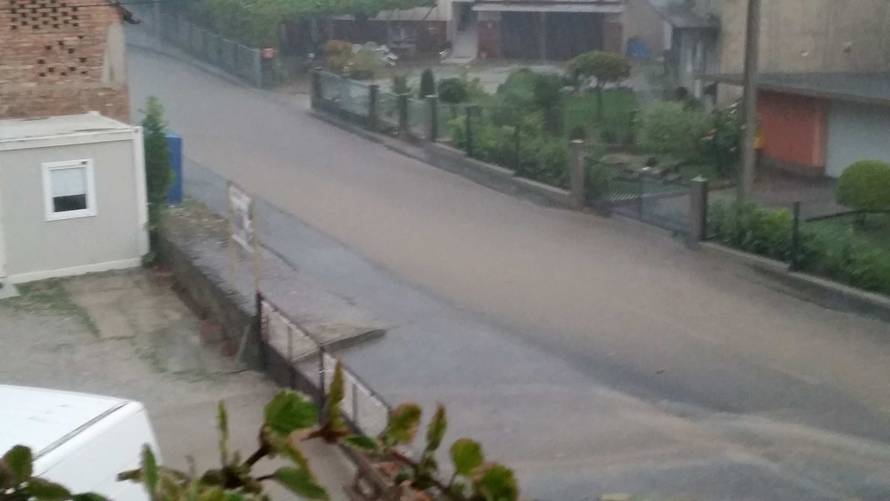 Ulice i podvožnjaci pod vodom: Zagreb pogodilo jako nevrijeme