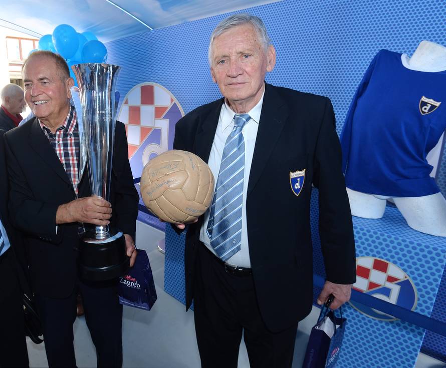 To su pravi šampioni! Trofej i lopta iz '67. izloženi na Trgu