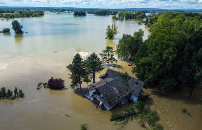 FOTO Situacija kod Šoderice sve je gora, voda potopila vagone