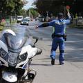 Policajac na motociklu pretjecao kolonu, naletio je na automobil: Ima teške ozlijede, u bolnici je...