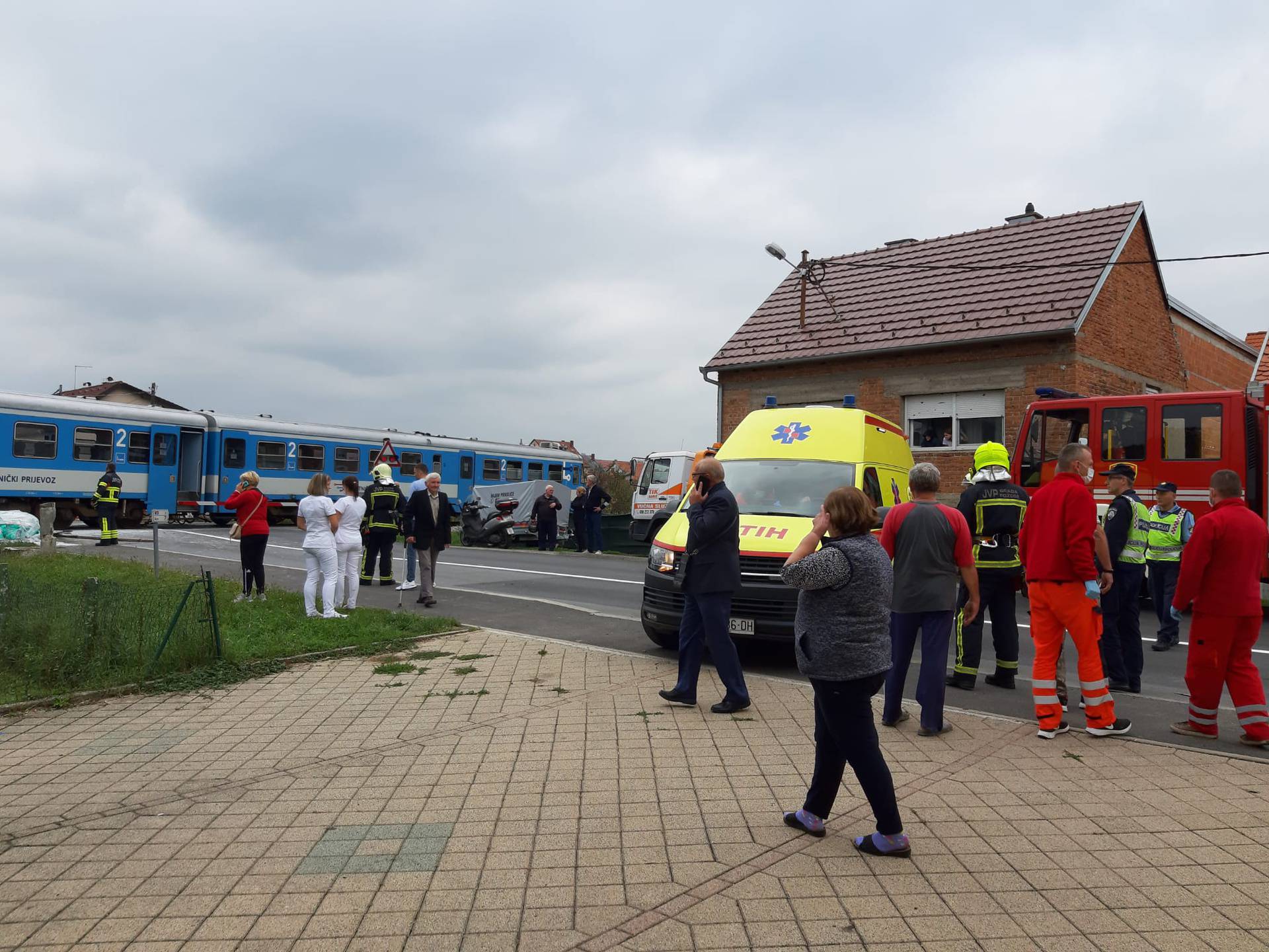 VIDEO Vlak naletio na kamion u Požegi, ozlijeđeno dvoje ljudi