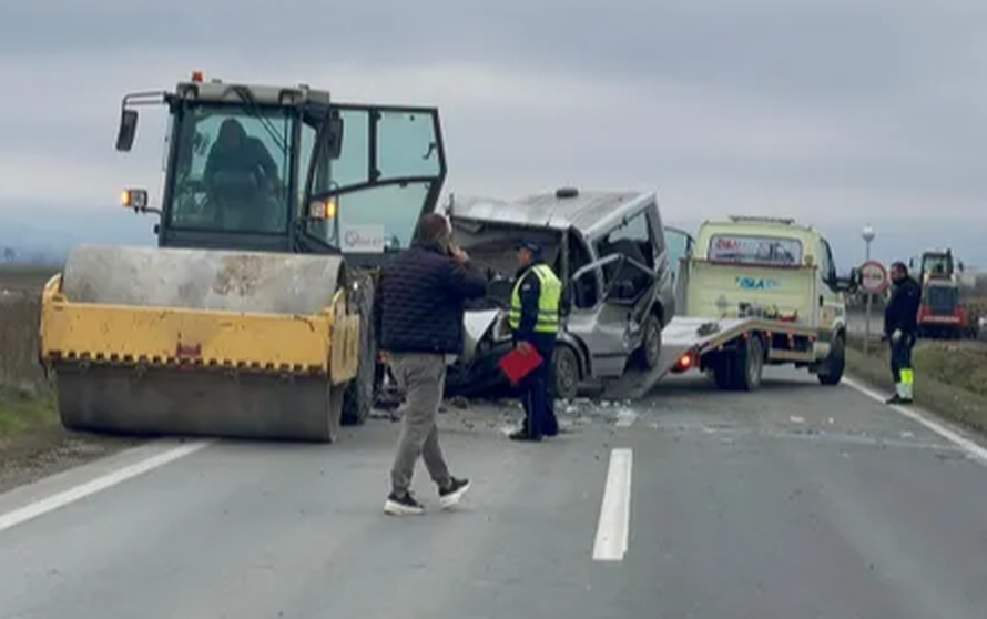 UZNEMIRUJUĆE Prve fotografije užasa u Vojvodini: Kombijem se zabio u valjak. Četvero mrtvih!