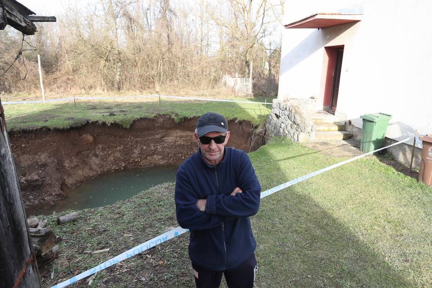 Rupe nastale nakon potresa su počele 'gutati' obiteljske kuće