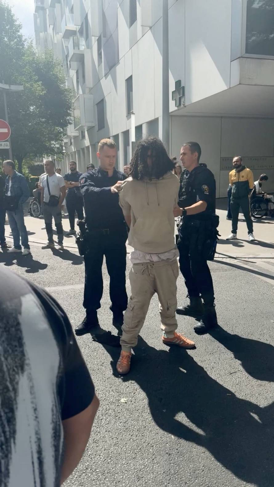 Man attacked women with knives in Paris