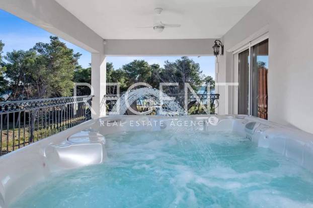 FOTO Luksuzna vila u Vodicama ima grijani bazen, saunu, biljar, jacuzzi... I cijena je 'raskošna'