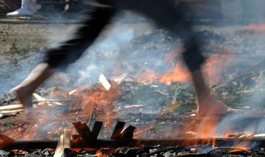 Hodanjem po vatri Budisti pozdravili dolazak prolje&cacute;a