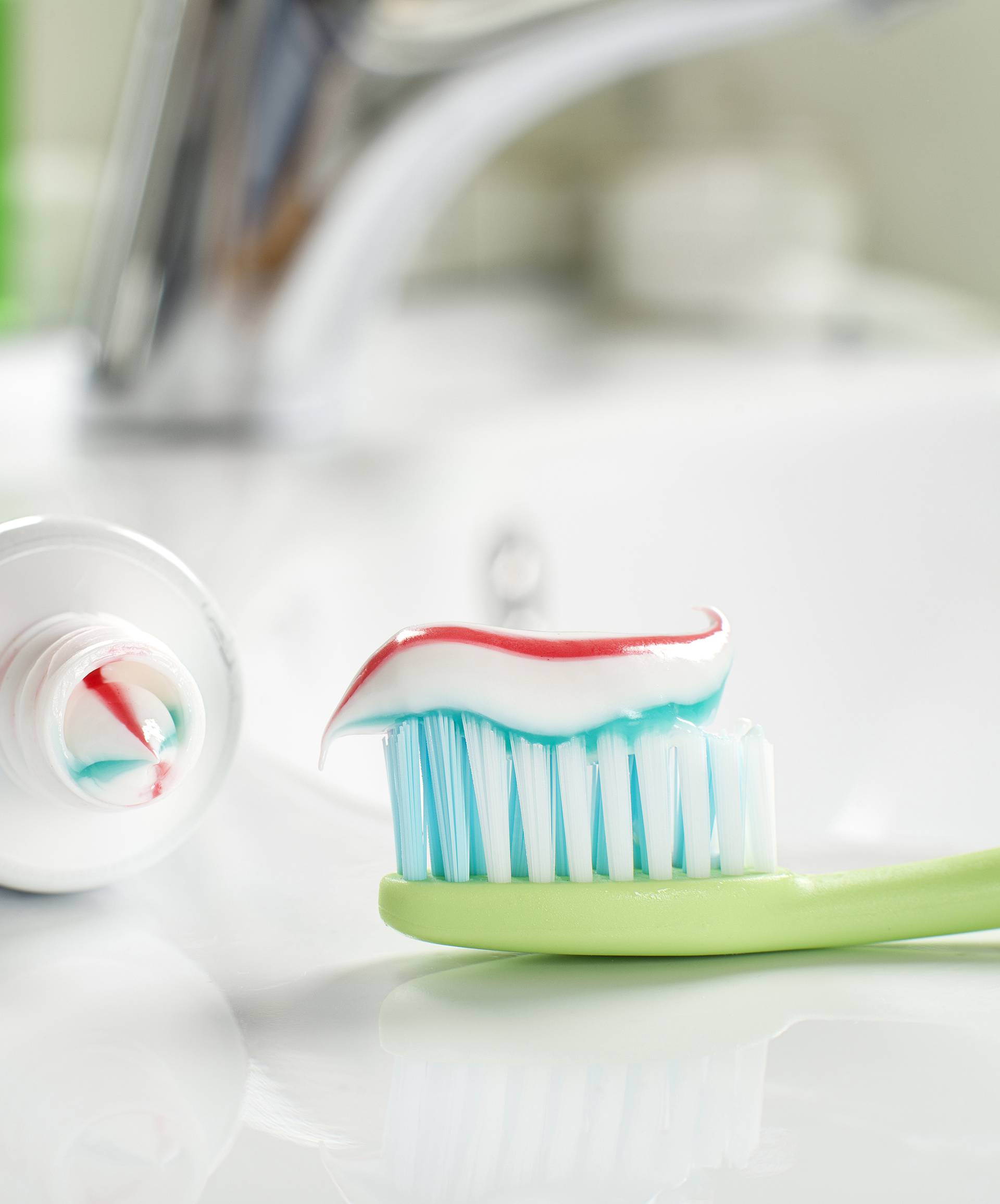 Saznajte što tri boje na zubnoj pasti znače i zašto su bitne...