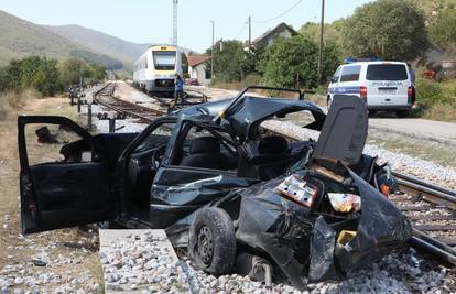 Nagibni vlak naletio je na auto, ozlijeđeno dvoje ljudi
