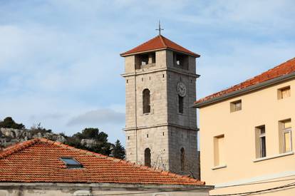 Zimsko jutro u turistčkom i ribarskom mjestu Tisno