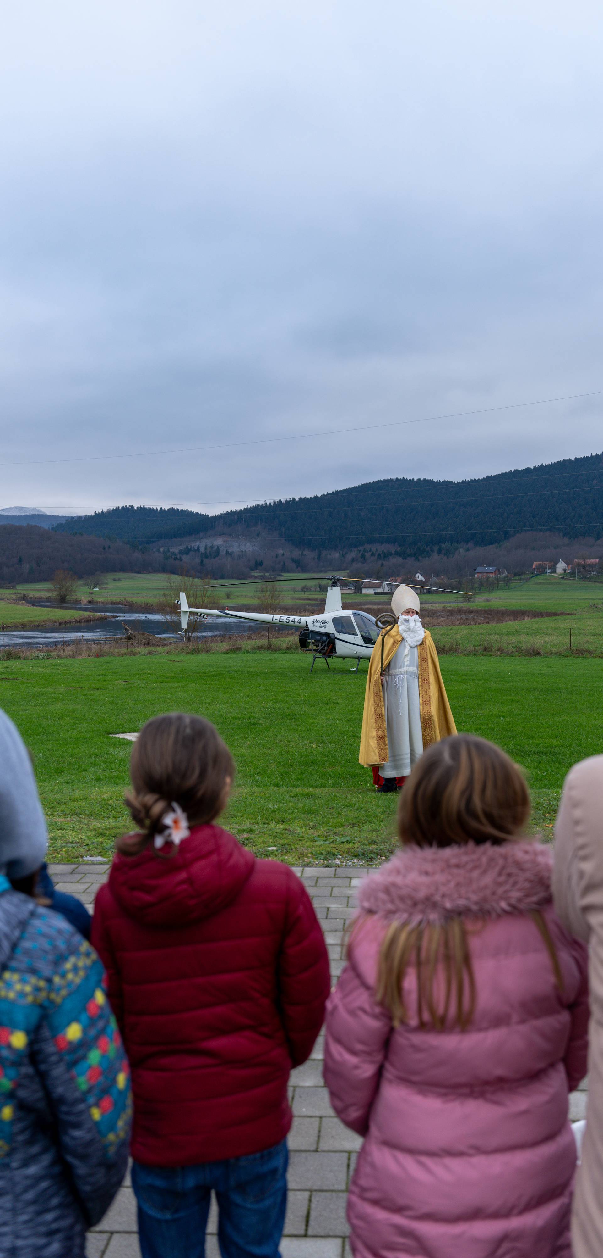 Otočac: Sveti Nikola sletio helikopterom te podijelio poklone štićenicima doma za starije i nemoćne Dujmović