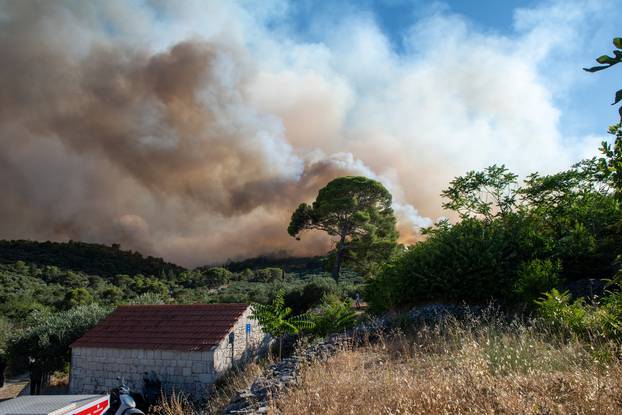 Veliki požar u Okrugu Gornjem kraj Trogira