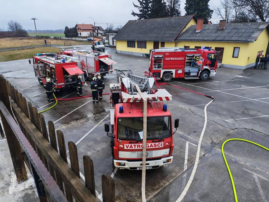 FOTO Gorjelo krovište sale za vjenčanje u Kutjevu, požar gasilo 26 vatrogasaca...