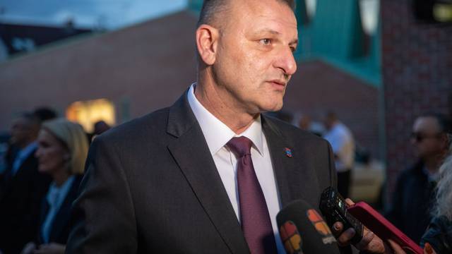 Osijek: Mato Lukić, zamjenik župana, obratio se medijima na Veterinarskim danima
