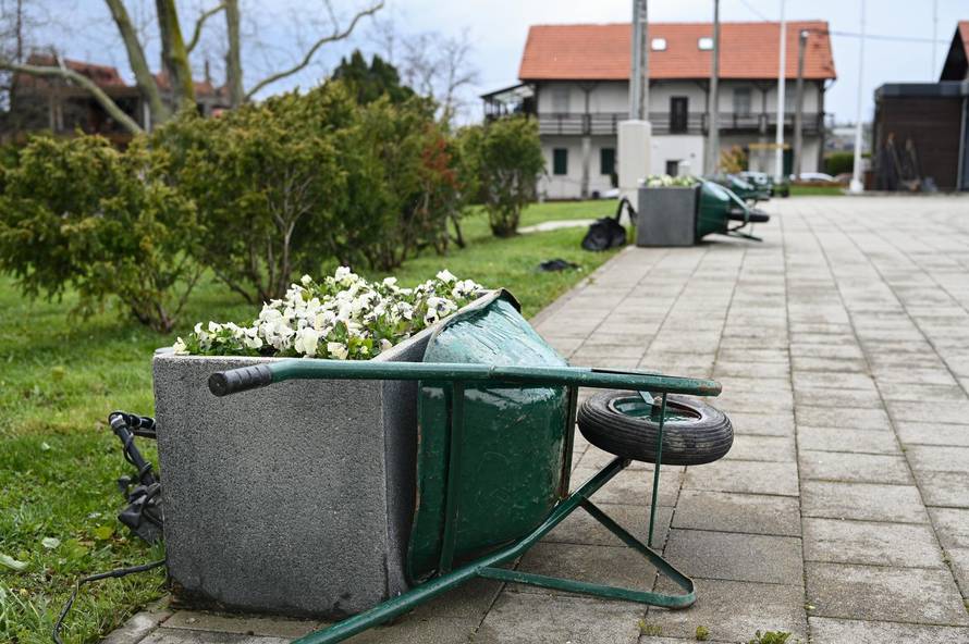 Zagreb: U nevremenu teško oštećeno gradsko groblje Mirogoj