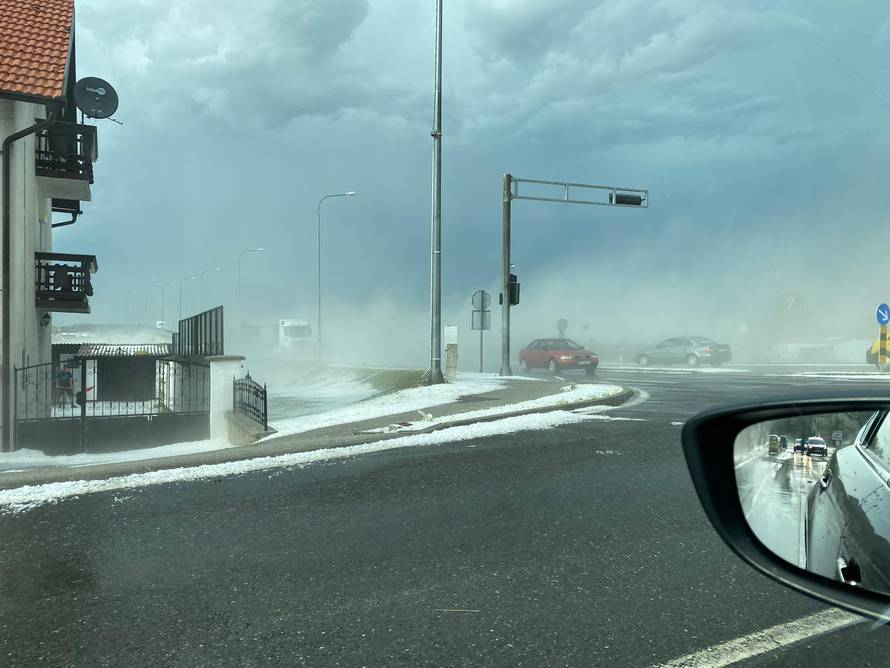 Vjetar nosio crjepove, tuča je oštetila automobile: 'Čula se kao pucnjevi, prestrašili smo se'
