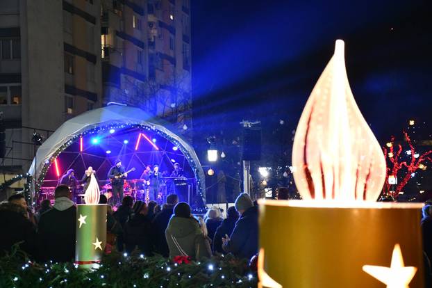 FOTO Blagdanska atmosfera na paljenju druge adventske svijeće u Slavonskom Brodu