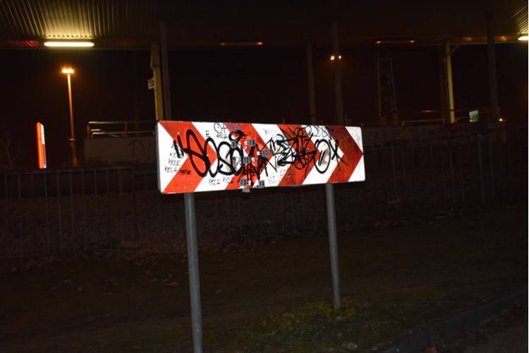 Mladić kalašnjikovom zapucao na prometni znak: Sve je uživo objavio na društvenim mrežama