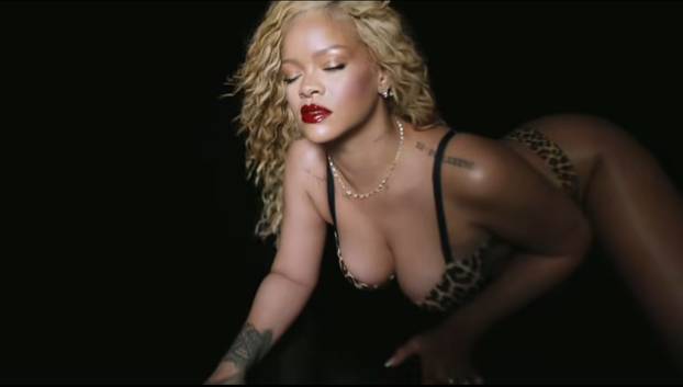 Ayy, mamacita! Rihanna mokra do kože najavila nestašno ljeto