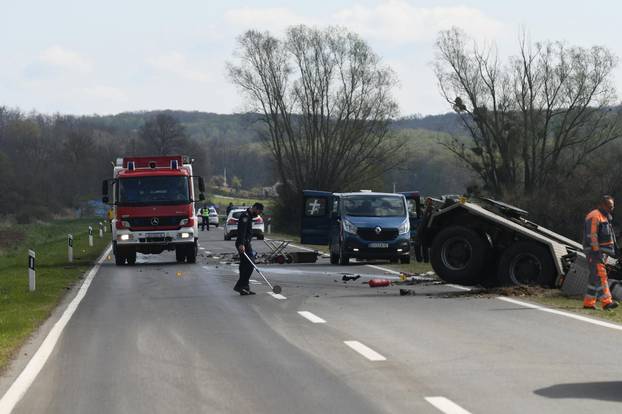 U prometnoj nesreći kod Bjelovara poginule su dvije osobe, sudarili su se automobil i kamion