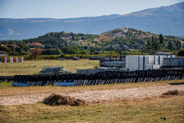 Sinj: Pripreme na Hipodromu za koncert Marka Perkovića Thompsona