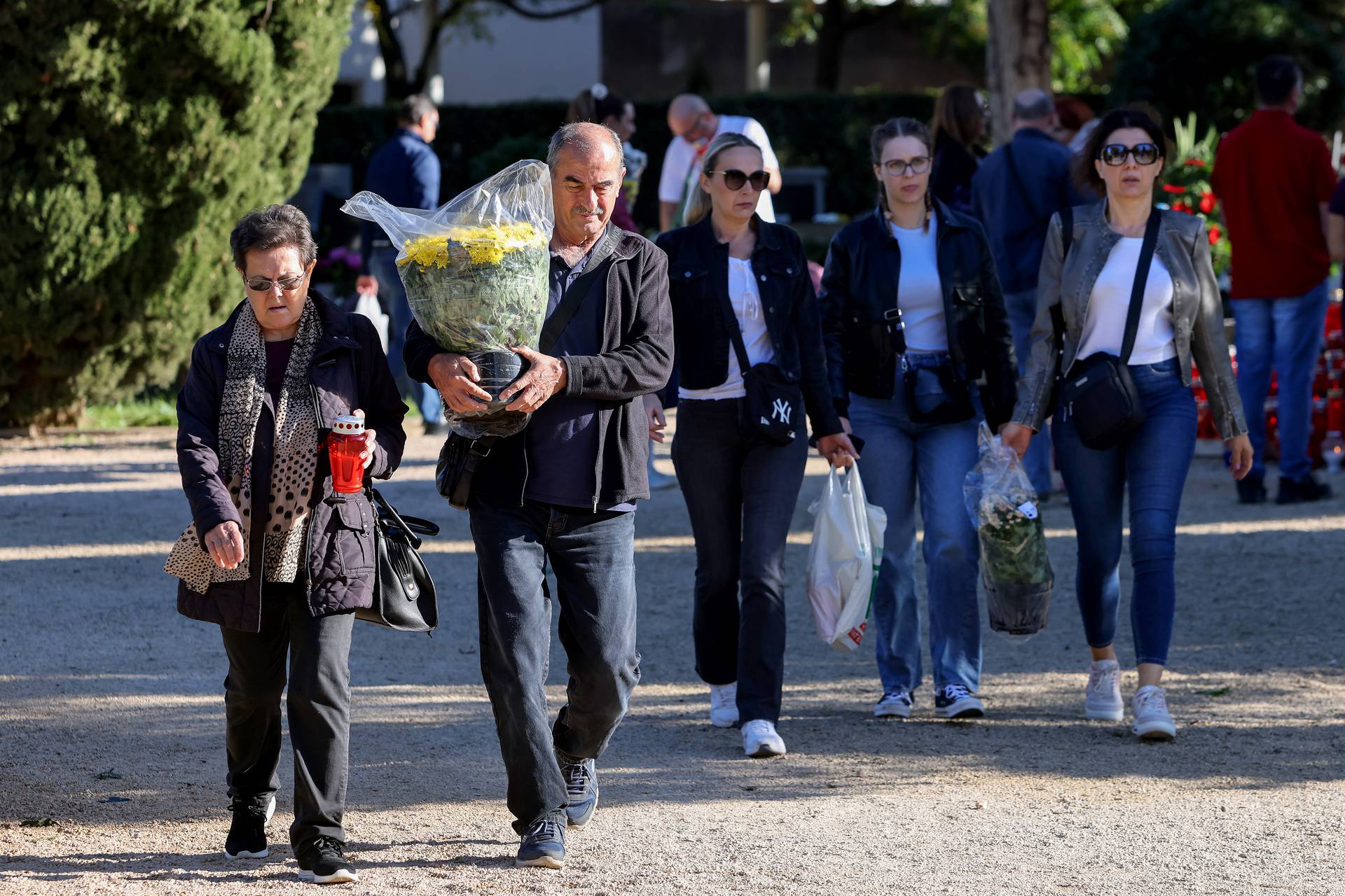 Zadar: Velik broj ljudi na Gradskom groblju povodom blagdana Svih svetih