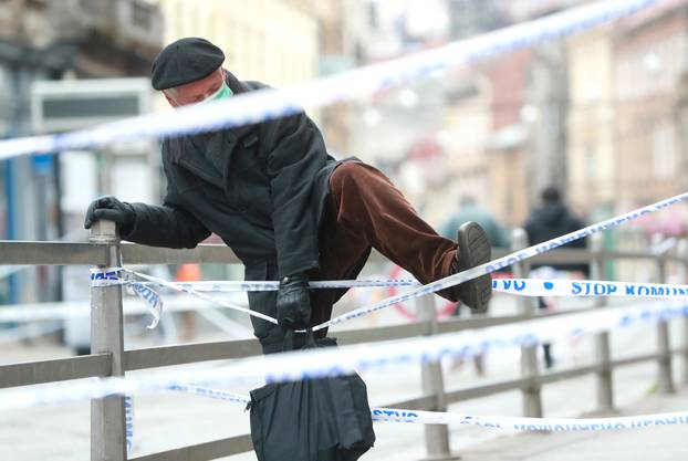 Zagreb: Gospodin preskače traku koja ograđuje opasnu zonu u centru gradu