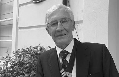 Umro je britanski komičar Paul O'Grady, kraljevska ga je obitelj voljela zbog uloge drag queena