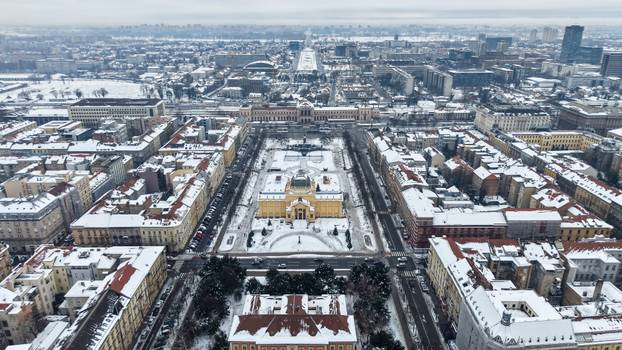 Pogled iz zraka na centar Zagreba prekriven snijegom