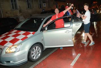 Sisak: Slavlje navijaÄa nakon pobjede Hrvatske protiv Engleske